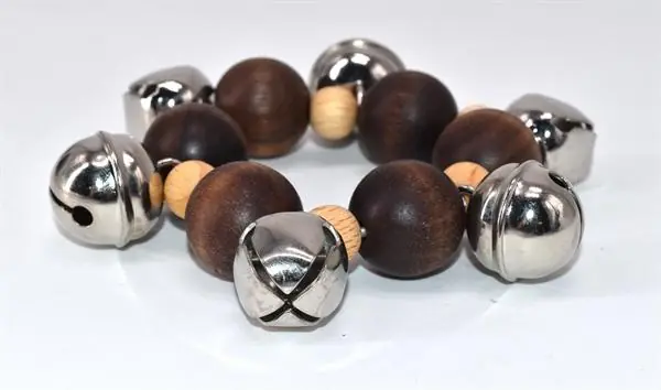 Gecertificeerd Houten voetband met vrolijke belletjes