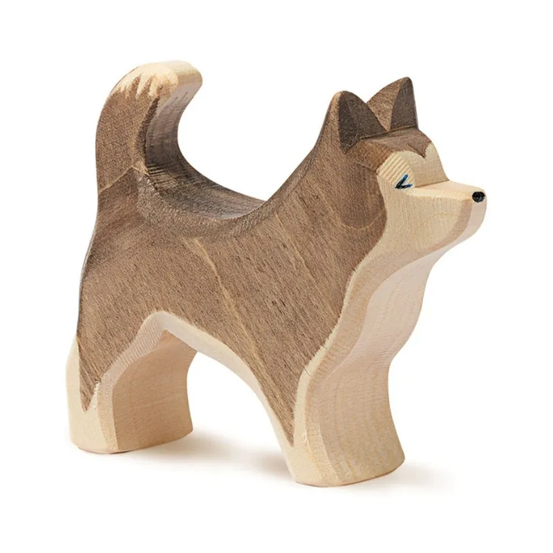 Bestseller Ostheimer Sledehond staand als houten hondenfiguur voor open spel