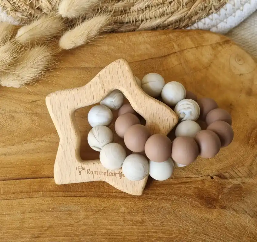 Rammelaartje Beukenhouten bijtring ster met siliconen ringen bruin/beige Premium