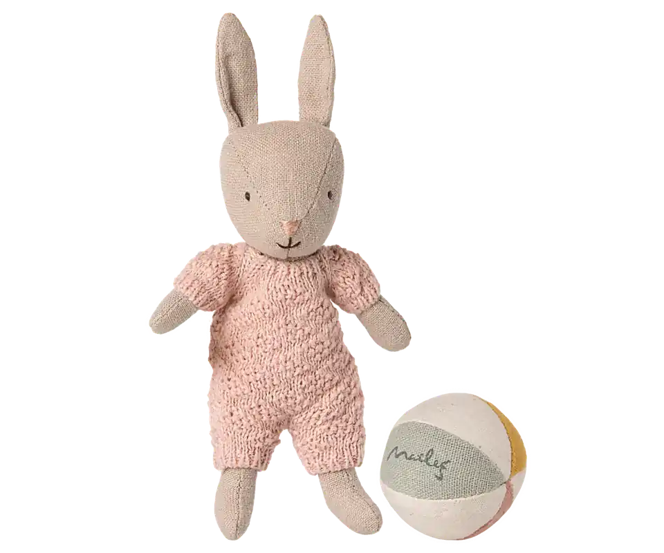 Shop Nu Maileg - Knuffel konijn met bal - Micro - Sand Rose