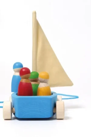 Beperkte Voorraad Grimm's - Houten trekfiguur - zeilboot met 4 zeilers